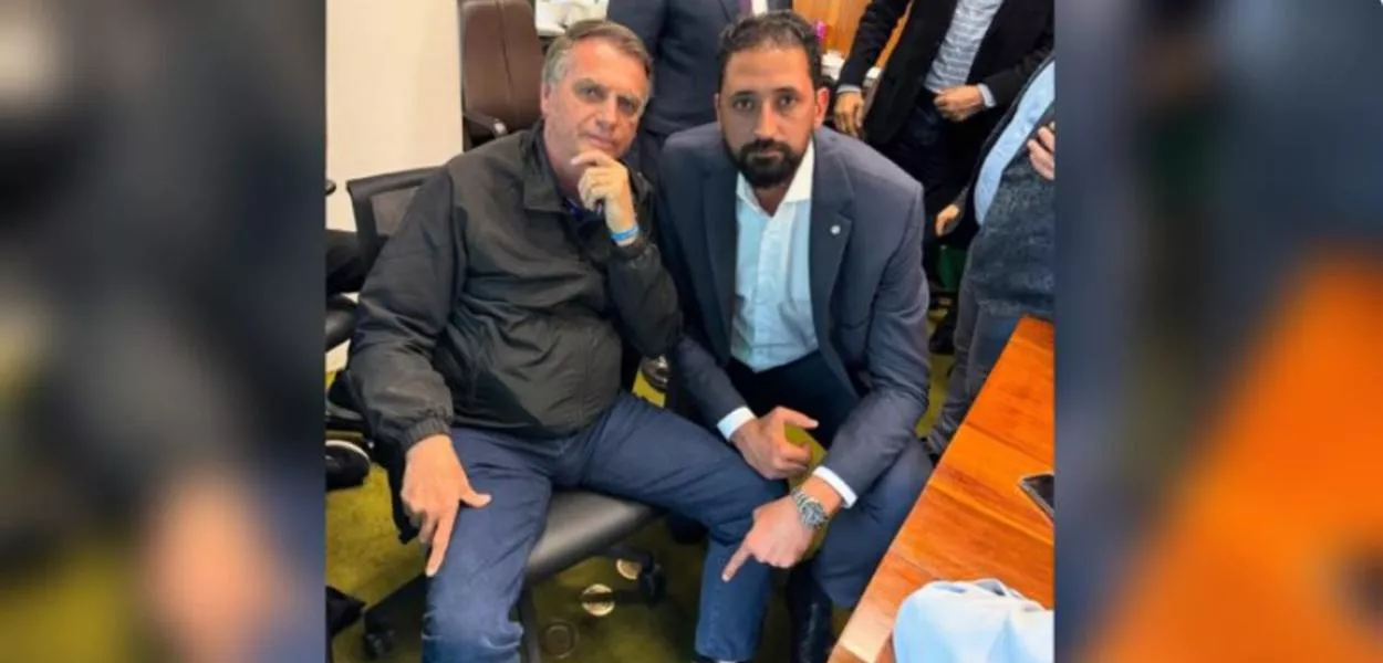 Bolsonaro exibe tornozeleira e invoca “lei de Deus” em ato de desafiador