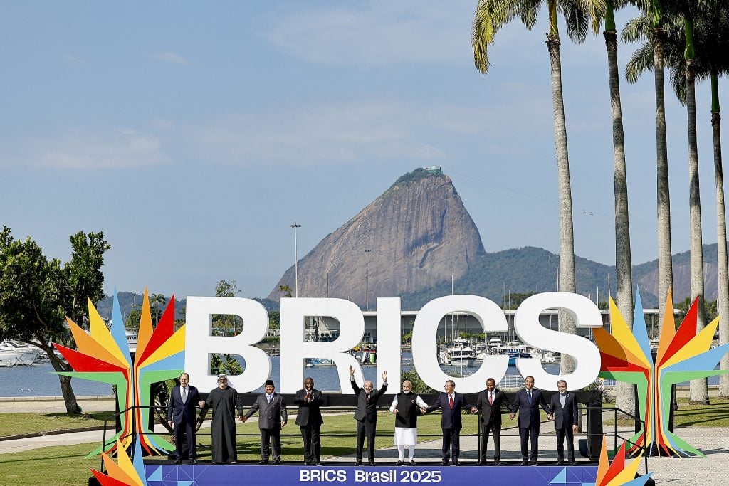 Por que Trump teme o BRICS: ameaça ao dólar e poder global