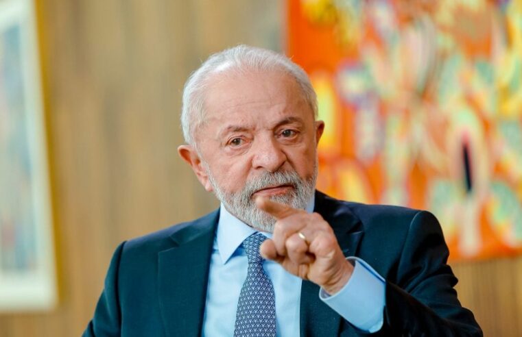 Lula chama Bolsonaro de “tranqueira” e afirma que país está “arrumado”