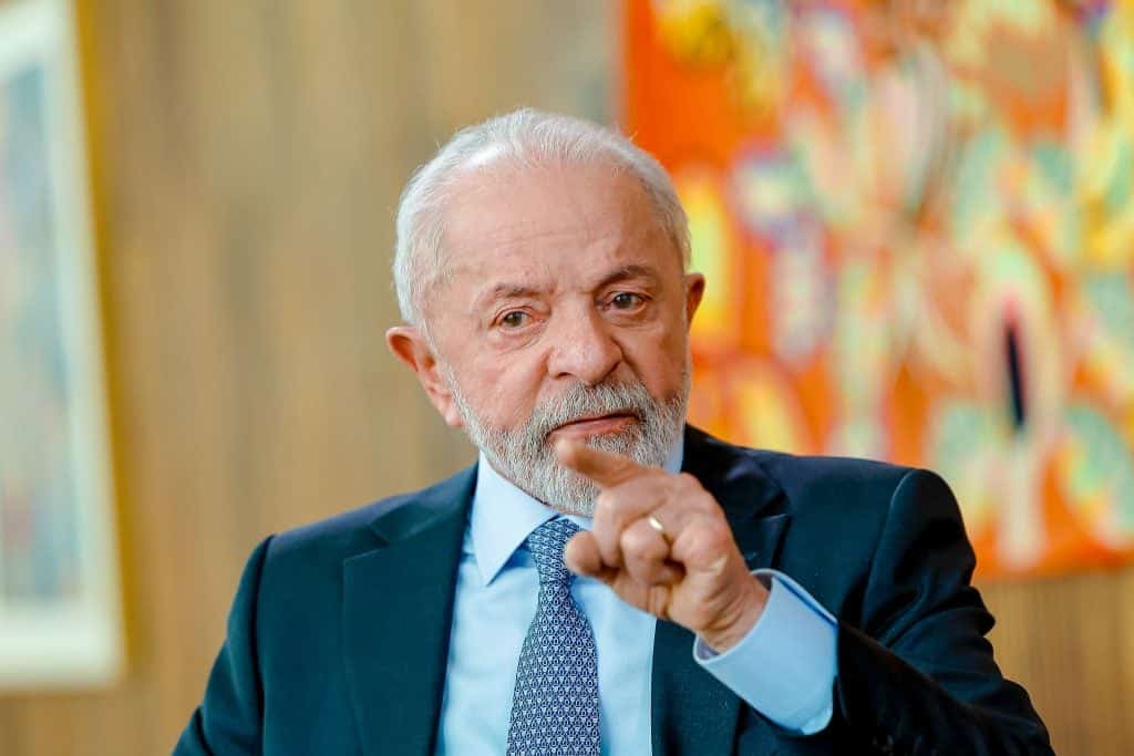 Lula chama Bolsonaro de “tranqueira” e afirma que país está “arrumado”