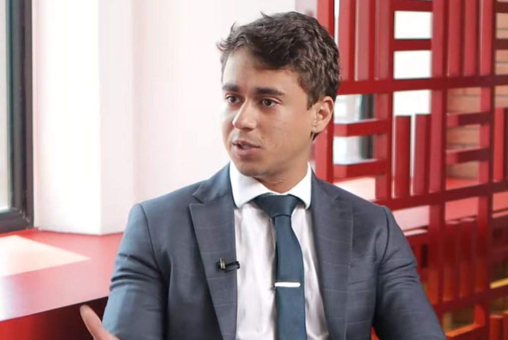 Nikolas Ferreira compara pedido de condenação de Bolsonaro a arquivamento de caso de corrupção