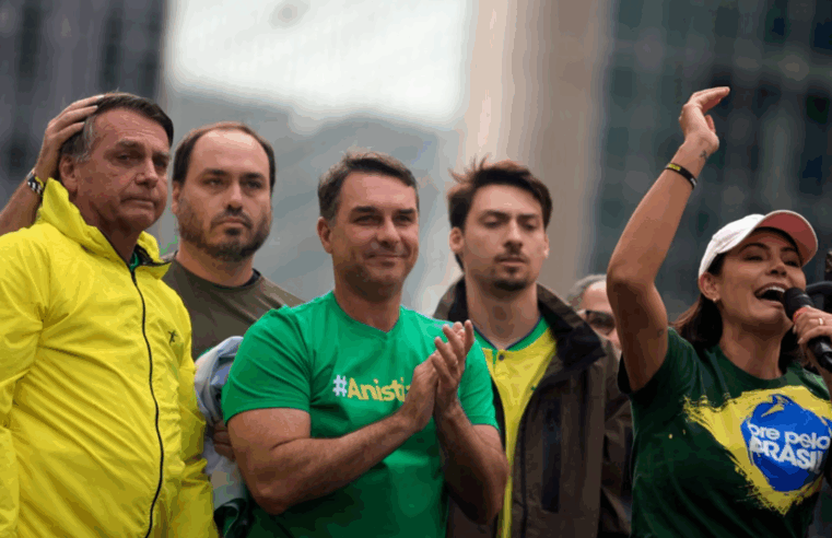 Bolsonaro confirma Michelle candidata ao Senado e Carlos disputará em SC