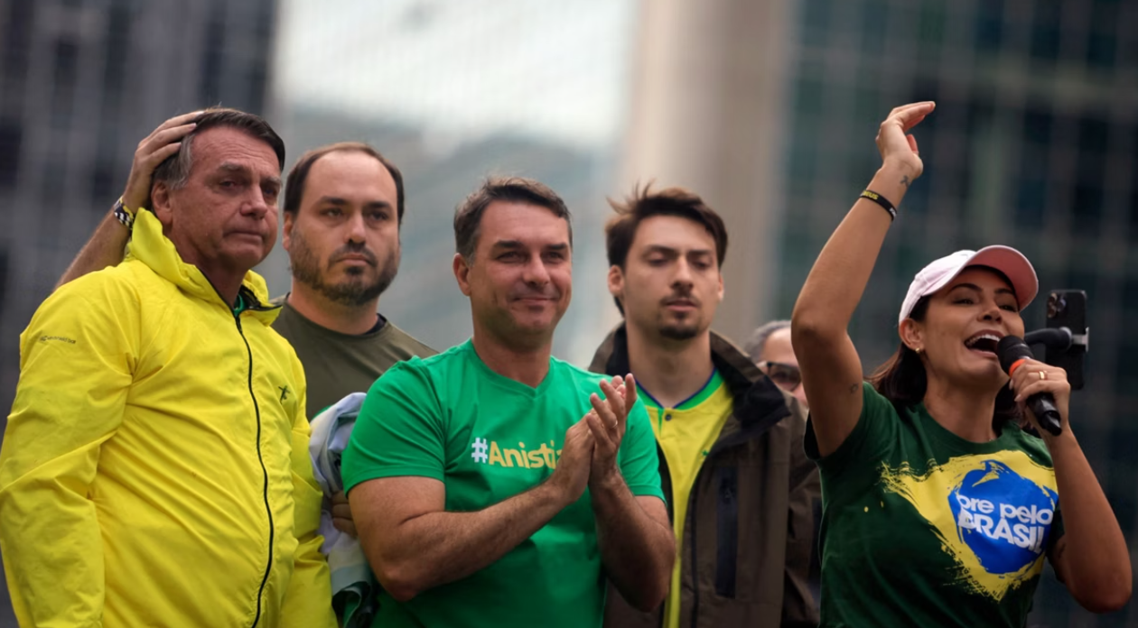 Bolsonaro confirma Michelle candidata ao Senado e Carlos disputará em SC