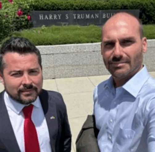 Eduardo Bolsonaro posa com diplomata dos EUA e desafia Moraes