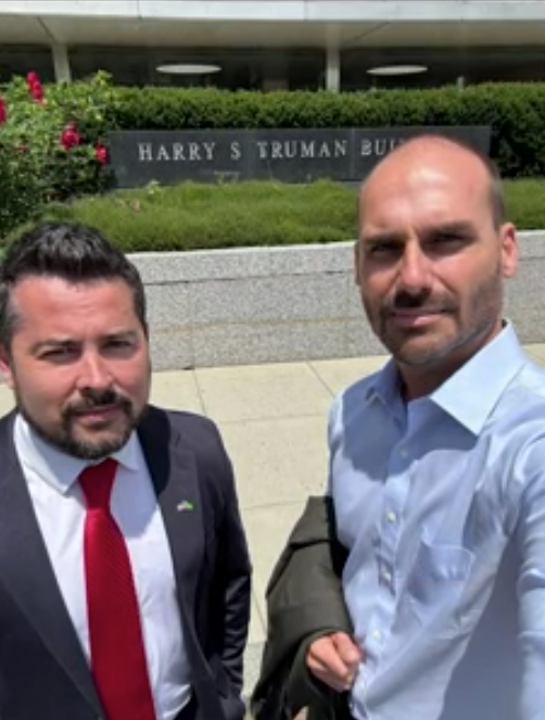 Eduardo Bolsonaro posa com diplomata dos EUA e desafia Moraes