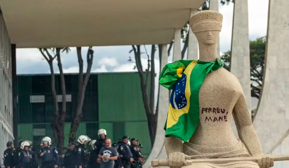 Moraes revoga prisão domiciliar de idosas condenadas por atos de 8 de janeiro após quase mil violações