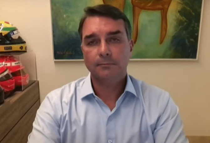 Bugou a memória? Flávio Bolsonaro chama decisão de Dino de “ditadura do Judiciário” — ironia pura vindo de quem sempre endossou a militar