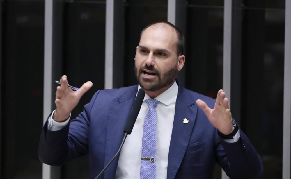 Vassalocrata sem mandato: Eduardo Bolsonaro DIZ trabalhar por mais sanções de Trump