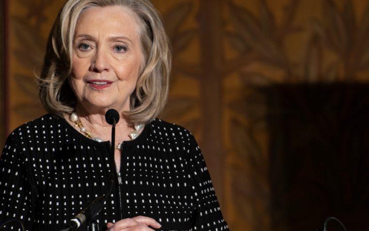 Hillary Clinton denuncia 50% de taxação de Trump contra o Brasil como prejuízo aos americanos