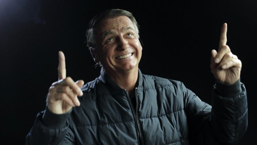 Bolsonaro se oferece para negociar “tarifaço” com Trump — mas impõe condições e culpa Lula