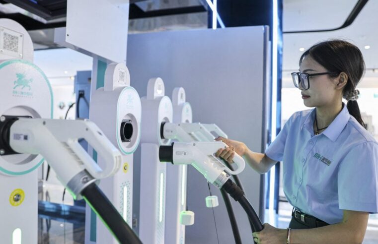 China supera os EUA como potência econômica e desafia tarifaço de Trump com recorde de exportações