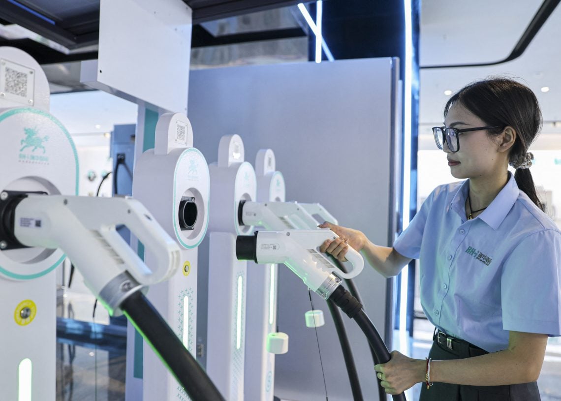 China supera os EUA como potência econômica e desafia tarifaço de Trump com recorde de exportações