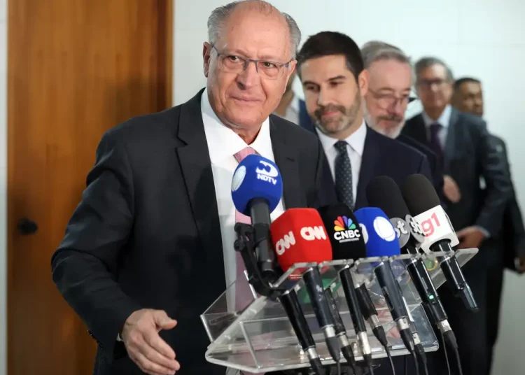 Alckmin recebe grandes empresas dos EUA e afirma ter apoio para reverter tarifaço de Trump