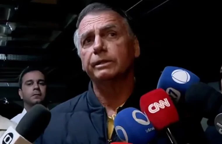 Bolsonaro inventa história sobre pen drive no banheiro e promete perguntar a Michelle