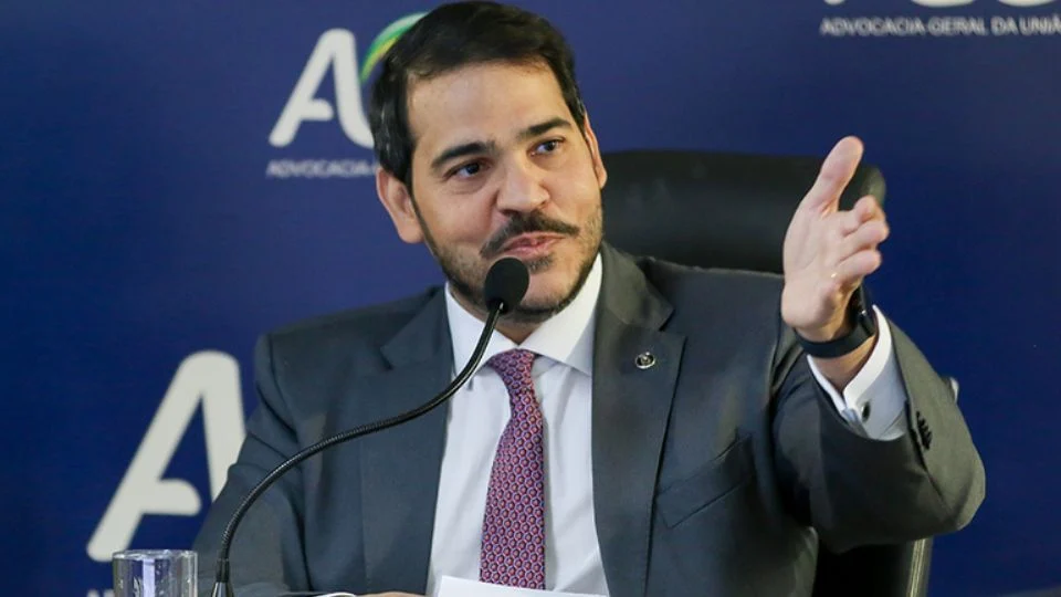 AGU ameaça Eduardo Bolsonaro com ação por dano moral coletivo