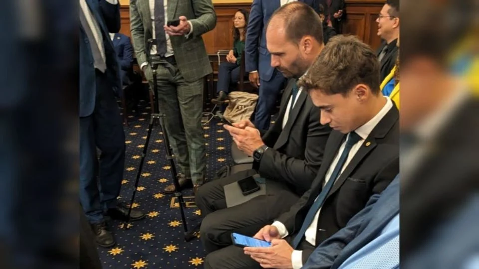 Clã Bolsonaro racha com Nikolas Ferreira por privilégios no PL