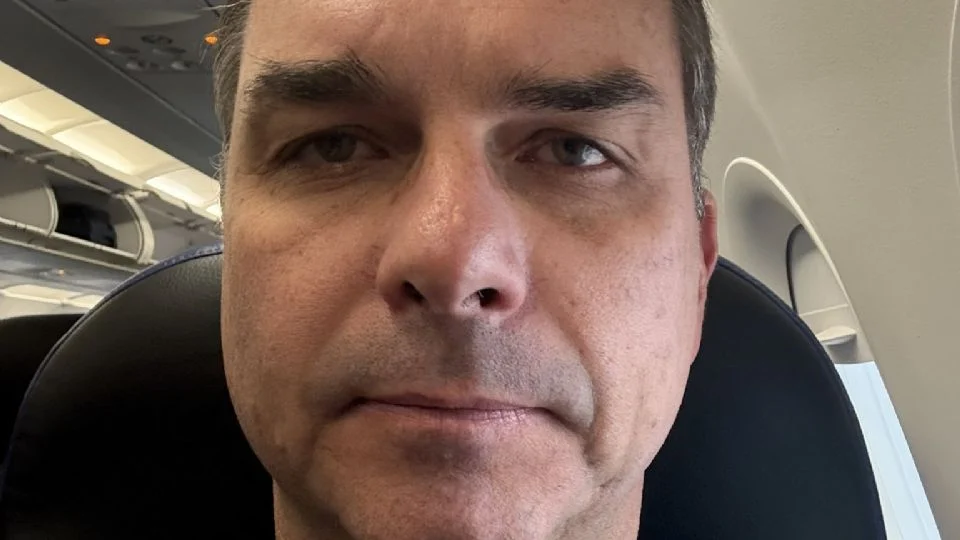 Flávio Bolsonaro tenta furar bloqueio de Moraes e acirra desespero bolsonarista