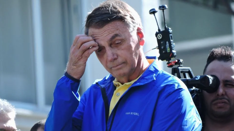 Prisão domiciliar de Bolsonaro vira caos no condomínio de luxo em Brasília