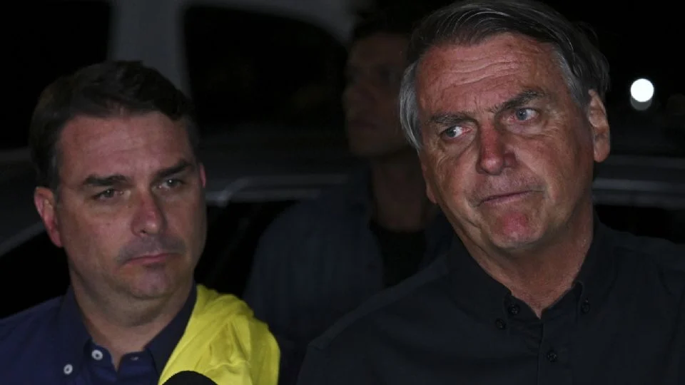 Flávio tenta transformar assalto à família em “recado político” como o caso Adélio