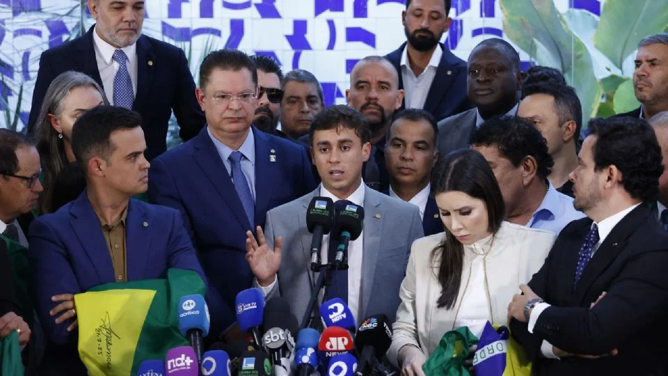 Nikolas tenta culpar Lula por “bolsotaxa” de Trump e é desmentido por IA de Elon Musk