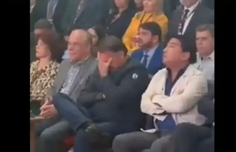 Vídeo mostra Bolsonaro chorando desesperado na Catedral de Taguatinga