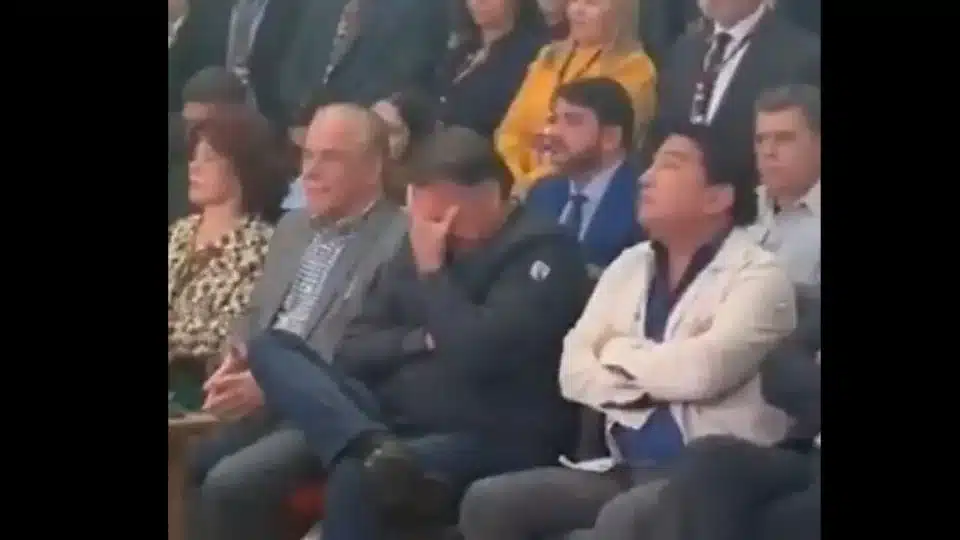 Vídeo mostra Bolsonaro chorando desesperado na Catedral de Taguatinga