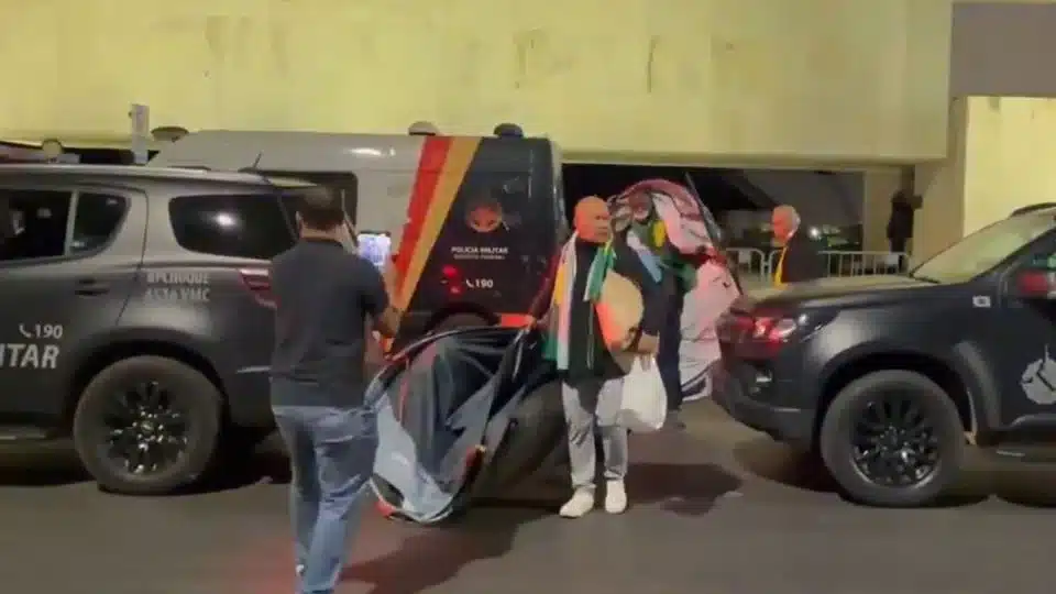 Vergonha bolsonarista: parlamentares deixam STF com barracas na mão em cena humilhante