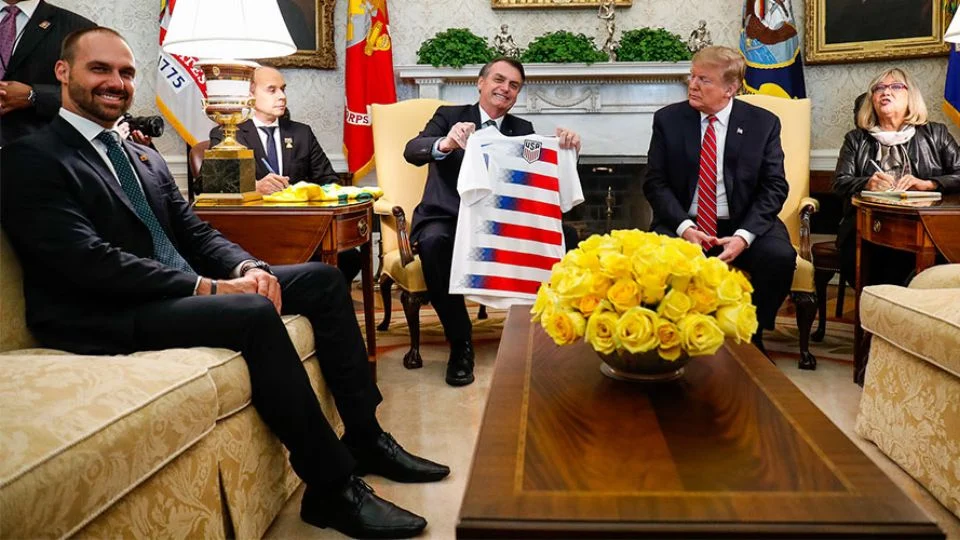 Eduardo Bolsonaro convoca empresários a fugirem do Brasil: traição explícita em defesa de Trump