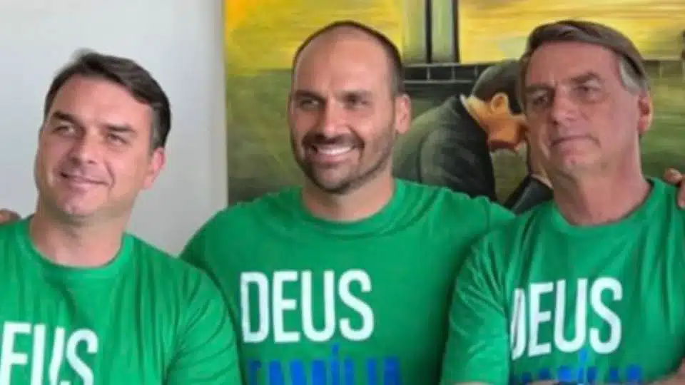 Flávio e Eduardo Bolsonaro disputam espólio do pai e deixam Tarcísio para trás