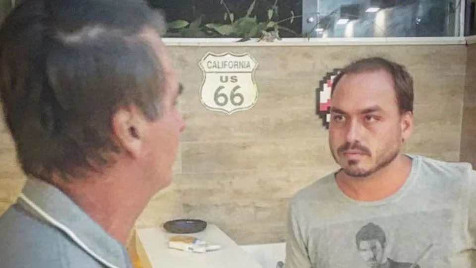 Carlos Bolsonaro diz que “dói ver meu pai sendo proibido de sair do país” após ação da PF