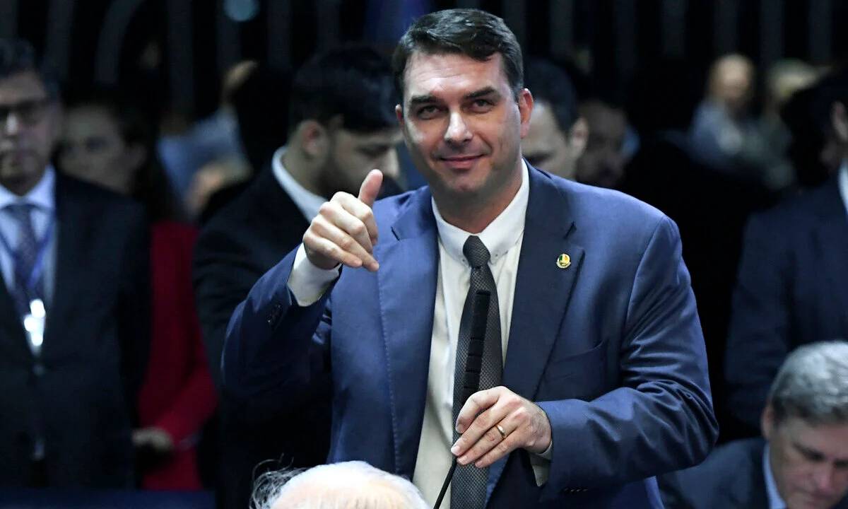 Justiça do DF valida empréstimo de R$ 3,1 milhões ao senador Flávio Bolsonaro pelo BRB