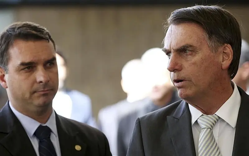 Flávio Bolsonaro volta a pedir liberdade para Jair Bolsonaro nas redes sociais