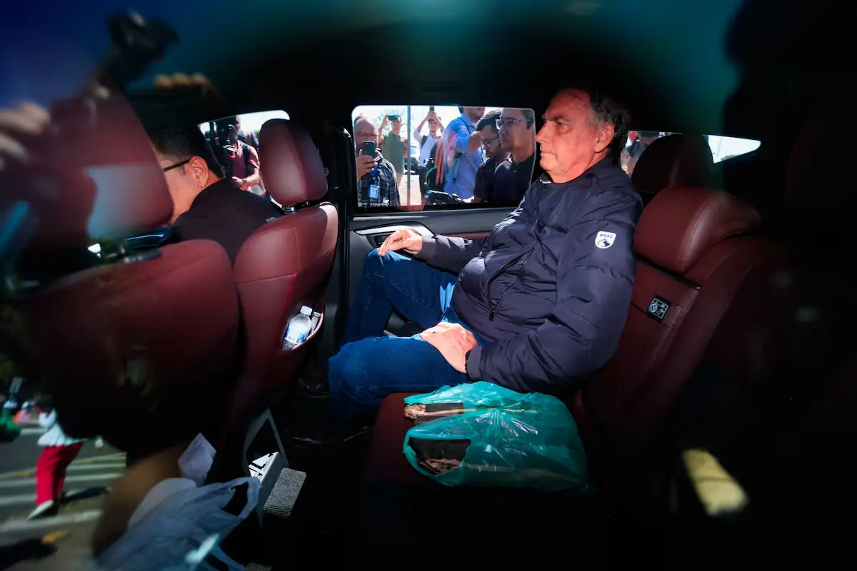 Bolsonaro mente ao dizer que sempre declara dinheiro vivo, diz investigação