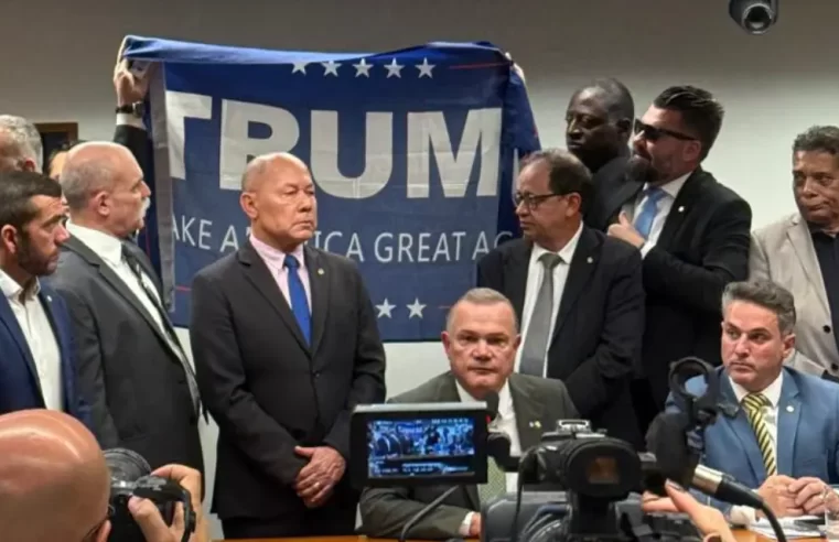 Entreguismo em cena: bolsonaristas hasteiam bandeira de Trump na Câmara