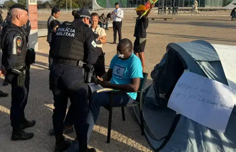 Hélio Negão acampa em frente ao STF e usa mordaça por Bolsonaro