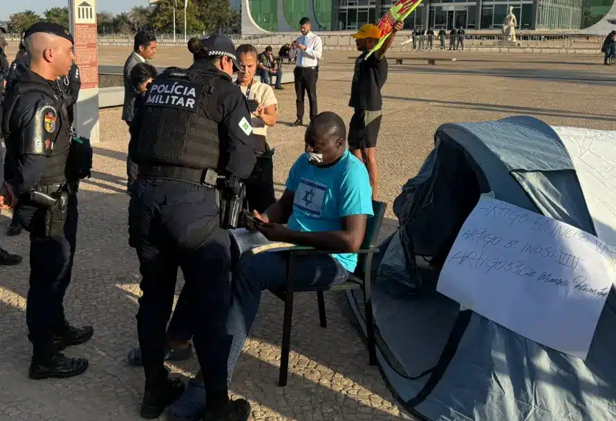 Hélio Negão acampa em frente ao STF e usa mordaça por Bolsonaro