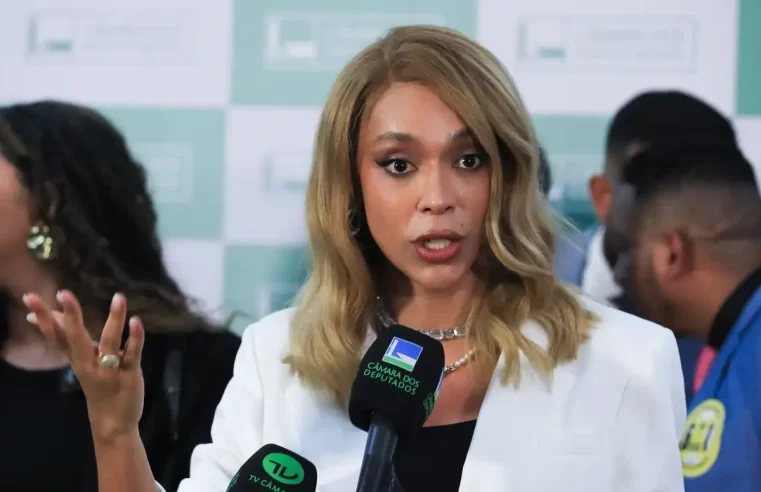 Erika Hilton aciona STF contra Eduardo Bolsonaro e pede bloqueio de contas bancárias