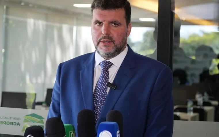 Eduardo Bolsonaro age sozinho nos EUA, diz líder da bancada do agro