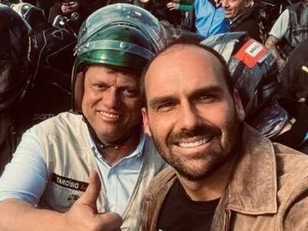 Tarcísio trai clã Bolsonaro, atropela Eduardo e se reúne com enviado de Trump e empresários