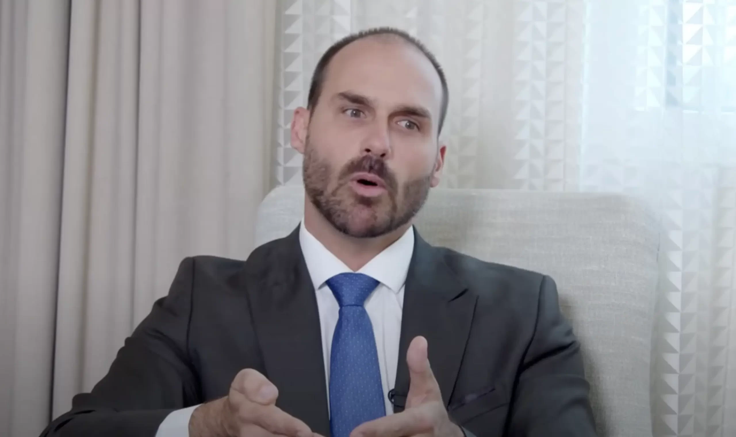 Mesmo nos EUA, Eduardo Bolsonaro continua recebendo salário e mantêm gabinete ativo