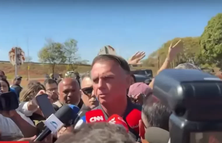 Bolsonaro escondia US$ 14 mil na gaveta de cuecas, revela busca da PF