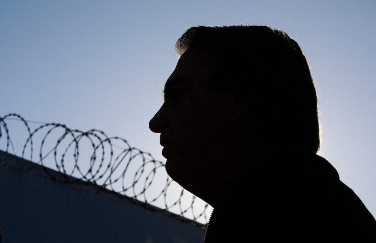 Por risco de fuga, Moraes manda revistar porta-malas de todos os veículos que saem da casa de Bolsonaro