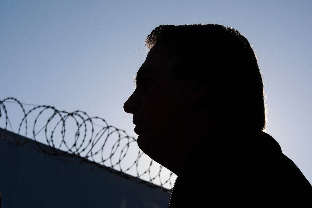 Por risco de fuga, Moraes manda revistar porta-malas de todos os veículos que saem da casa de Bolsonaro