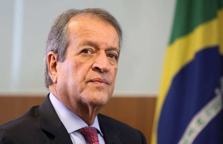 “É o pai dele que decide”: Eduardo vira figurante no próprio partido