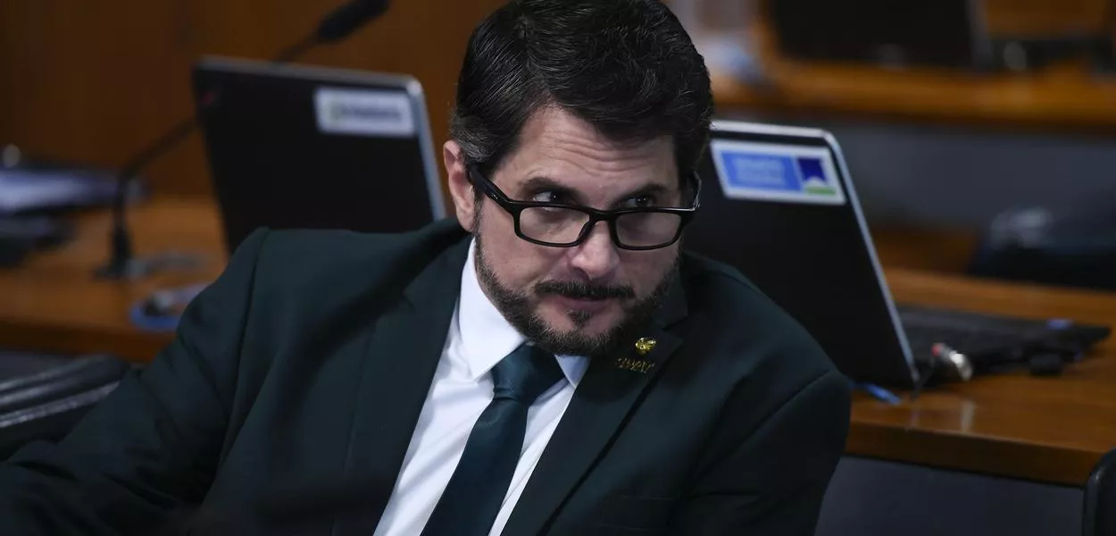 Moraes arrebenta impunidade de Marcos do Val: salário, passaporte, tornozeleira e gabinete bloqueados