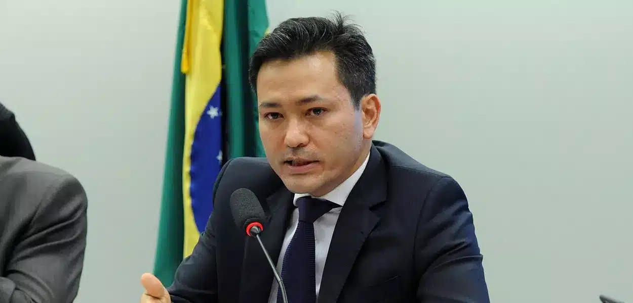 Crime organizado movimentou R$ 70 bi com postos de combustíveis e fundos, diz secretário da Receita Federal