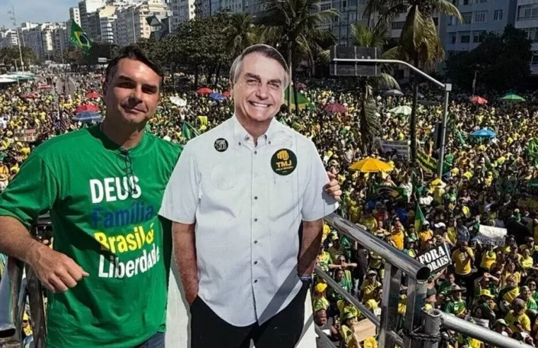Flávio Bolsonaro condiciona desistência a “Bolsonaro livre nas urnas”