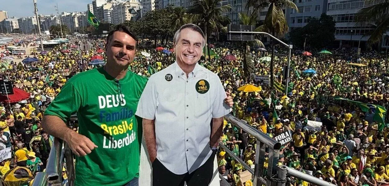 Flávio Bolsonaro acusa “sistema” de “calar” Jair Bolsonaro preso e censurado