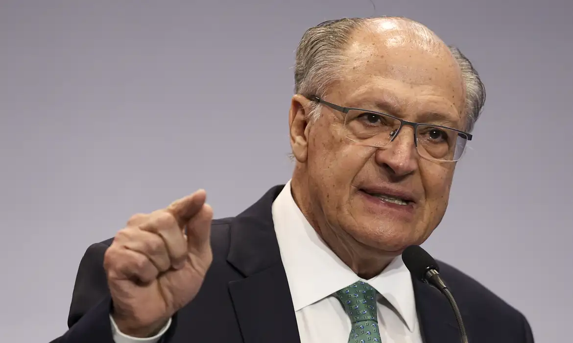 Alckmin cobra nova negociação com Trump após manutenção de sobretaxa de 40% contra o Brasil