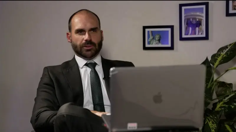 Eduardo Bolsonaro reclama de “exílio” nos EUA enquanto ignora crise no Brasil